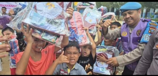 Senyum dan bahagia anak-anak ketika menerima hadiah dari Polres Sibolga