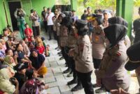 Polwan Polda Sumut menyalurkan bantuan sosial berupa sembako kepada warga yang terdampak banjir di wilayah hukum Polsek Pangkalan Brandan, Kabupaten Langkat.