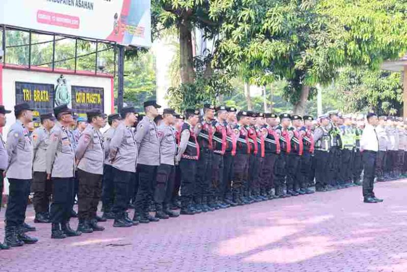 Kapolres Asahan AKBP Revi Nurvelani S.H., S.I.K., M.H. memimpin Apel Pagi Jam Pimpinan di Lapangan Apel Polres Asahan, Senin (1/12/2025) pukul 08.00 WIB.