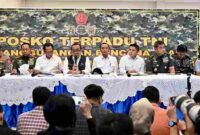 Menteri Koordinator Bidang Pembangunan Manusia dan Kebudayaan (PMK) Pratikno bersama beberapa jajaran dalam kabinet. 