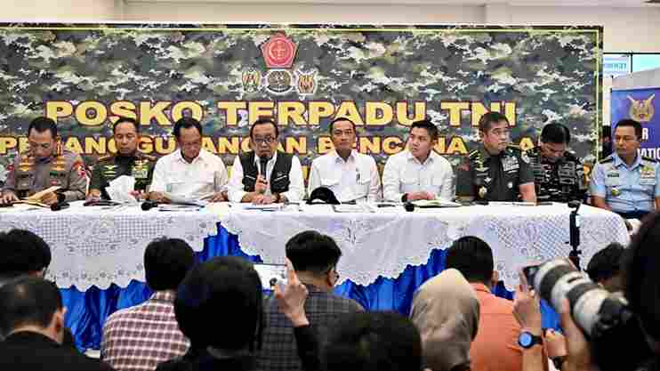 Menteri Koordinator Bidang Pembangunan Manusia dan Kebudayaan (PMK) Pratikno bersama beberapa jajaran dalam kabinet. 