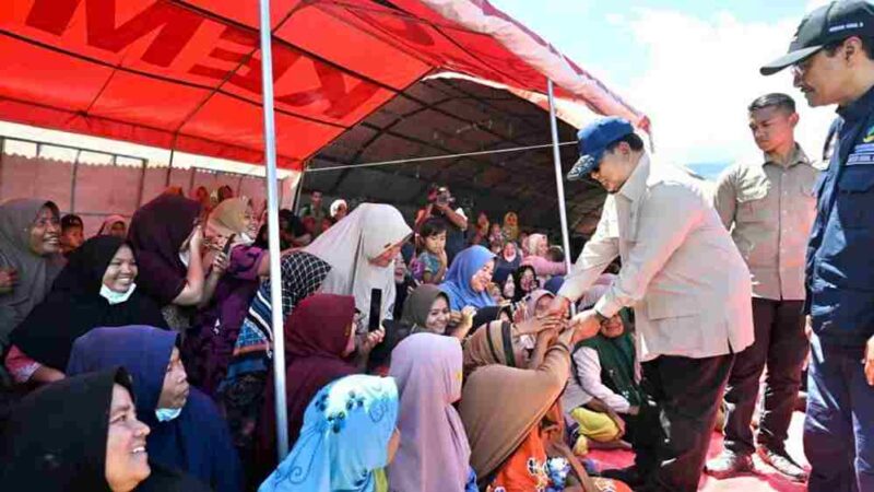 Presiden Prabowo Subianto meninjau lokasi terdampak banjir di Kutacane, Kabupaten Aceh Tenggara, pada Senin, 1 Desember 2025.