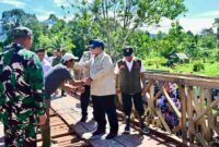 Presiden Prabowo Subianto meninjau pembangunan Jembatan Bailey Padang Mantuang, Kabupaten Padang Pariaman, pada Kamis, 18 Desember 2025. Foto: BPMI Setpres