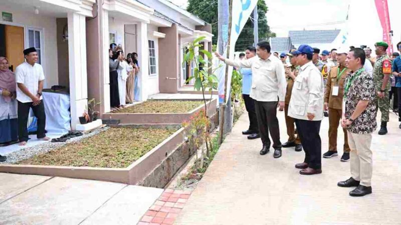 Presiden Prabowo Subianto menghadiri Akad Massal 50.030 Unit Kredit Perumahan Rakyat (KPR) Sejahtera Fasilitas Likuiditas Pembiayaan Perumahan (FLPP) dan Serah Terima Kunci Tahun 2025 yang digelar di Perumahan Pondok Banten Indah, Kota Serang, Provinsi Banten, pada Sabtu, 20 Desember 2025. 