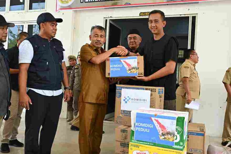 Posko Darurat Bencana Pemerintah Provinsi (Pemprov) Sumatera Utara (Sumut) menerima bantuan logistik kemanusiaan dari Kementerian Komunikasi dan Digital (Komdigi) melalui program Komdigi Peduli. Diterima langsung oleh Ketua Harian Posko Darurat Bencana Sumut, Basarin Yunus Tanjung, di Posko Darurat Bencana Sumut, Jalan AH Nasution Medan, Selasa (2/12/2025).