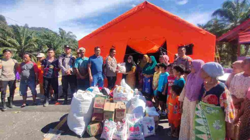 Pada Selasa (02/12/2025), Polres Tapsel menyalurkan bantuan sosial kepada warga terdampak bencana alam di Kelurahan Reniate, Kecamatan Angkola Sangkunur, Kabupaten Tapanuli Selatan.