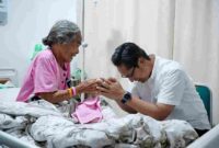 Suasana haru menyelimuti ruang perawatan RSU Hermina Medan, Jumat (5/12/2025)