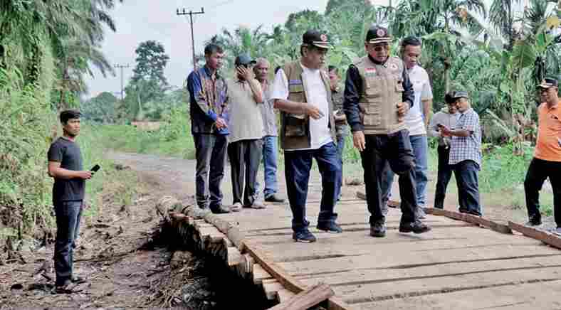 Bupati Simalungun, Dr H Anton Ahmad Saragih, melakukan kunjungan tinjauan ke lokasi  Ruas jalan penghubung Nagori Marubun Lokkung dengan Tinggi Raja di Kecamatan Silou Kahean, Kabupaten Simalungun, Sumatera Utara, mengalami pemutusan total akibat longsor. 