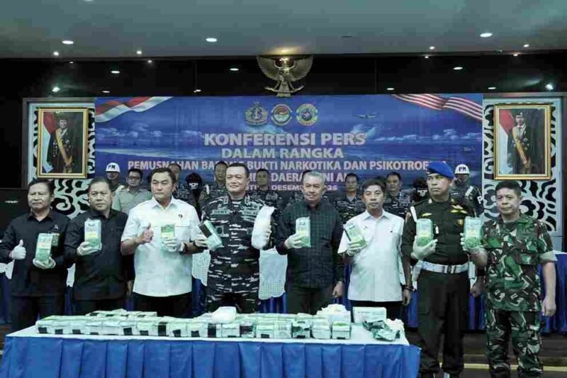 Penjabat (Pj) Sekretaris Daerah Provinsi (Sekdaprov) Sumatera Utara (Sumut) Sulaiman Harahap menghadiri konferensi pers pemusnahan barang bukti narkotika dan psikotropika hasil tangkapan Tim Koarmada I TNI AL di  Belawan, Sabtu (6/12/2025).