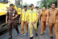Bupati Simalungun Dr H Anton Ahmad Saragih beserta Kepala Kejaksaan Negeri Simalungun Munawal Hadi, SH, MH, melakukan kunjungan tinjauan langsung terhadap sejumlah ruas jalan yang sedang dalam tahap pembangunan di Kecamatan Tapian Dolok dan Kecamatan Bandar Huluan, Sumatera Utara, Senin (15/12/2025).