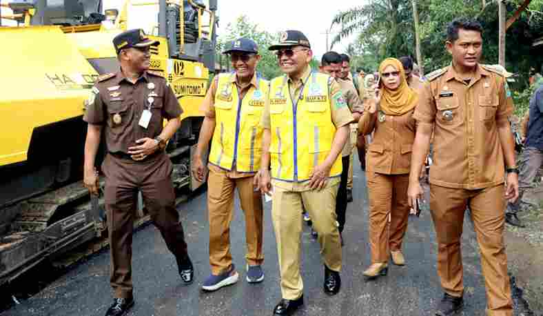 Bupati Simalungun Dr H Anton Ahmad Saragih beserta Kepala Kejaksaan Negeri Simalungun Munawal Hadi, SH, MH, melakukan kunjungan tinjauan langsung terhadap sejumlah ruas jalan yang sedang dalam tahap pembangunan di Kecamatan Tapian Dolok dan Kecamatan Bandar Huluan, Sumatera Utara, Senin (15/12/2025).