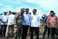 Wakil Gubernur Sumatera Utara (Sumut)  Surya   bersama Menteri Perumahan dan Kawasan Permukiman (PKP) Maruarar Sirait (Ara), Menteri Dalam Negri Tito Karnavian, Bupati Tapanuli Tengah Masinton Pasaribu dan Walikota Sibolga Akhmad Syukri Nazry Penarik, S.Pd., M.H. beserta TNI, Polri, BPBD dan Yayasan Budha Tsuci secara simbolis melakukan groundbreaking peletakan batu pertama untuk pembanguan perumahan tetap (Huntap) bagi pengungsi korban banjir bandang di Tapanuli Tengah, Tapanuli Selatan, dan Sibolga beberapa waktu lalu di Arama Haji, desa Pinang Sori, Kabupaten Tapanuli Tengah, Minggu (21/12/2025)