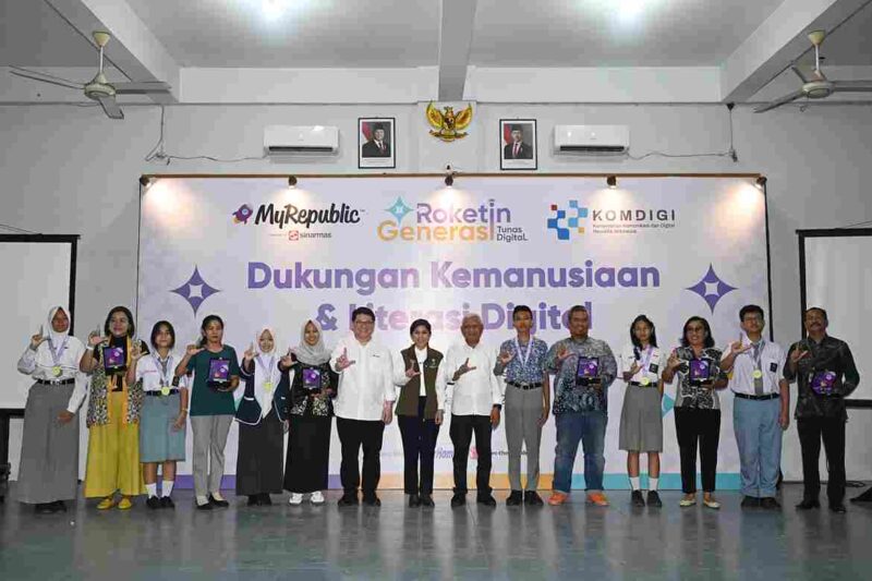 Wakil Gubernur Sumatera Utara (Sumut) Surya mendampingi Menteri Komunikasi dan Digital (Komdigi) Meutya Hafid pada acara Roketin Generasi Tunas Digital di SMA Swasta Dharmawangsa, Medan, Sabtu (13/12/2025).