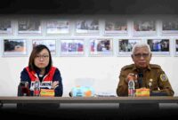 Wakil Gubernur Sumatera Utara (Sumut) Surya didampingi Asisten Pemerintahan dan Kesejaheraan Rakyat Basarin Yunus Tanjung saat menerima bantuan kemanusiaan dari Komisaris PT Pertamina Gas yang juga Wakil Menteri Ekonomi Kreatif Irene Umar, berupa puluhan paket tempat tidur, makanan dan perlengkapan dapur di Posko Tanggap Bencana Provinsi, Jalan AH Nasution, Medan, Selasa (16/12/2025).