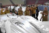 Wakil Gubernur Sumatera Utara (Sumut) Surya didampingi sejumlah OPD Peprov Sumut meninjau gudang logistik bencana di Gedung Serbaguna Provinsi Sumut Jalan Willem Iskandar, Senin (22/12/2025).