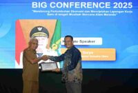 Wakil Gubernur Sumatera Utara (Sumut) Surya membuka Bisnis Indonesia Group (BIG) Conference 2025 di Hotel Santika Medan, Senin (8/12/2025).