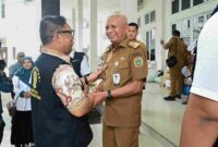 Wakil Gubernur Sumut Surya menerima bantuan kemanusiaan untuk masyarakat terdampak bencana alam di Sumut dari Pemerintah Provinsi Kepulauan Riau yang diserahkan oleh Wakil Gubernur Kepulauan Riau Nyanyang Haris di Posko Tanggap Darurat Bencana Sumut, Jalan AH Nasution, Medan, Senin (22/12/2025). 