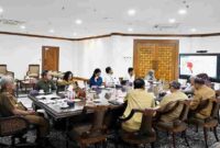 Wakil Gubernur Sumatera Utara (Sumut) Surya mengikuti Rakor Pengendalian Inflasi Daerah virtual Kemendagri dari Kantor Gubernur Sumatera Utara, Jalan Diponegoro Nomor 30, Medan, Senin (15/12/2025).