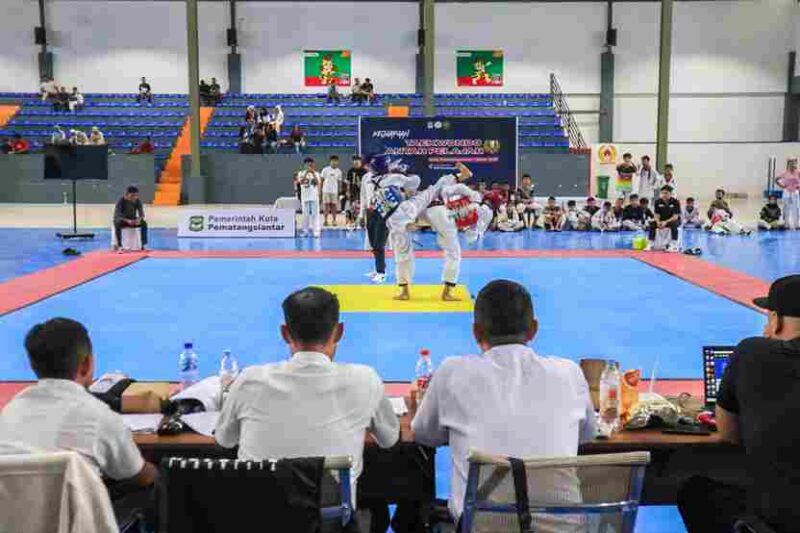 Para Atlet Taekwondo saat menunjukkan keahliannya masing masing pada Kejuaraan Taekwondo Antar Pelajar Kota Pematangsiantar Tahun 2025 di GOR Lantai 4 Suzuya Merdeka Mall, Jalan Merdeka, Kelurahan Pardomuan, Kecamatan Siantar Timur, Sabtu (6/12/2025).