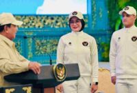 Atlet cabang olahraga panahan Diananda Choirunisa dan atlet cabang olahraga angkat besi Rizki Juniansyah pada acara Pelepasan Kontingen Indonesia Menuju SEA Games Ke-33 Thailand Tahun 2025 di Istana Negara, Jakarta, pada Jumat, 5 Desember 2025. 