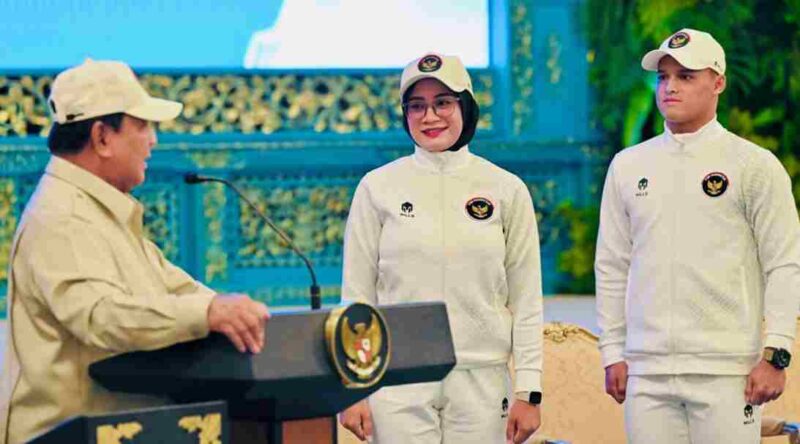 Atlet cabang olahraga panahan Diananda Choirunisa dan atlet cabang olahraga angkat besi Rizki Juniansyah pada acara Pelepasan Kontingen Indonesia Menuju SEA Games Ke-33 Thailand Tahun 2025 di Istana Negara, Jakarta, pada Jumat, 5 Desember 2025. 