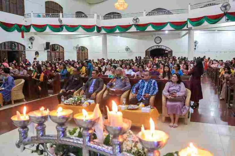 i Kepala Dinas Perhubungan Drs. Daniel Hamonangan Siregar dalam Perayaan Natal Oikumene Dinas Kesehatan Kota Pematangsiantar di Gereja HKBP Siantar Kota, Jalan Sangnaualuh Damanik, Siantar Timur, Selasa (9/12/2025).