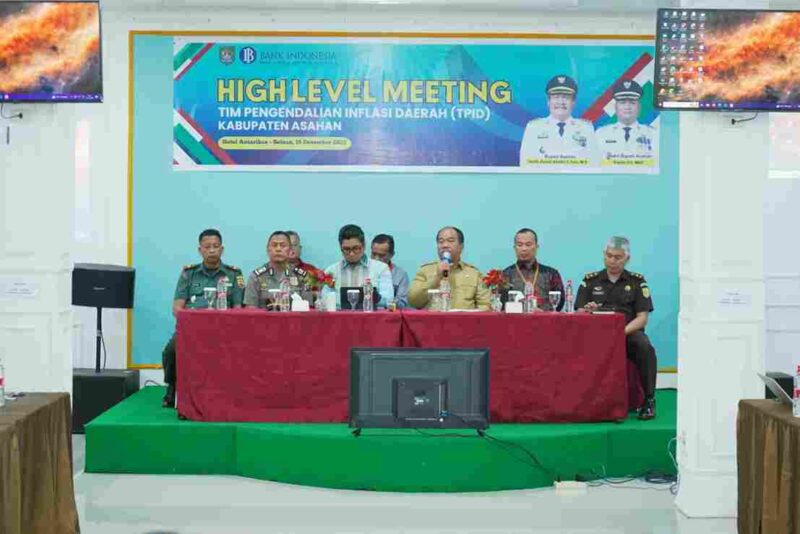 Bupati Asahan memimpin langsung pelaksanaan High Level Meeting (HLM) Tim Pengendalian Inflasi Daerah (TPID) Kabupaten Asahan Tahun 2025 yang digelar di Hotel Antariksa Kisaran, Selasa (16/12/2025). 
