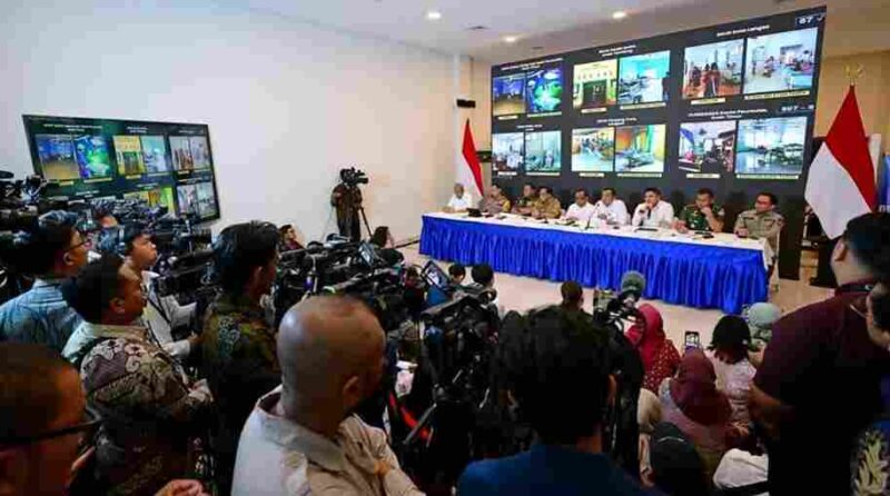 Para menteri dan pejabat terkait menyampaikan keterangannya dalam konferensi pers yang digelar di Posko Terpadu Pangkalan TNI AU Halim Perdanakusuma, Jakarta, Senin, 29 Desember 2025. Foto: BPMI Setpres