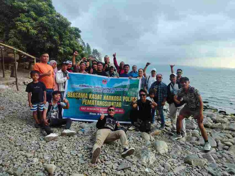 Kasat Narkoba Polres Pematangsiantar AKP Irwanta Sembiring SH MH bersama istrinya, Ny. Irwanta JSM Perangin-angin, mengajak insan pers berlibur bersama untuk mempererat silaturahmi. Kegiatan itu berlangsung di Pantai Salbe, Tigaras, Kecamatan Dolok Pardamean, Minggu (30/11/2025), dan diikuti jurnalis FKMS beserta keluarga.