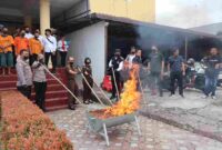 Kapolres Pematangsiantar AKBP Sah Udur T.M. Sitinjak SH. SIK. MH pimpin pemusnahan barang bukti narkotika jenis ganja seberat 1.906,85 gram didepan ruangan Satuan Reserse Narkoba, Selasa 16 Desember 2025 siang pukul  11.00 Wib.