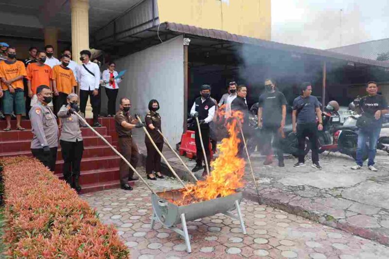 Kapolres Pematangsiantar AKBP Sah Udur T.M. Sitinjak SH. SIK. MH pimpin pemusnahan barang bukti narkotika jenis ganja seberat 1.906,85 gram didepan ruangan Satuan Reserse Narkoba, Selasa 16 Desember 2025 siang pukul  11.00 Wib.