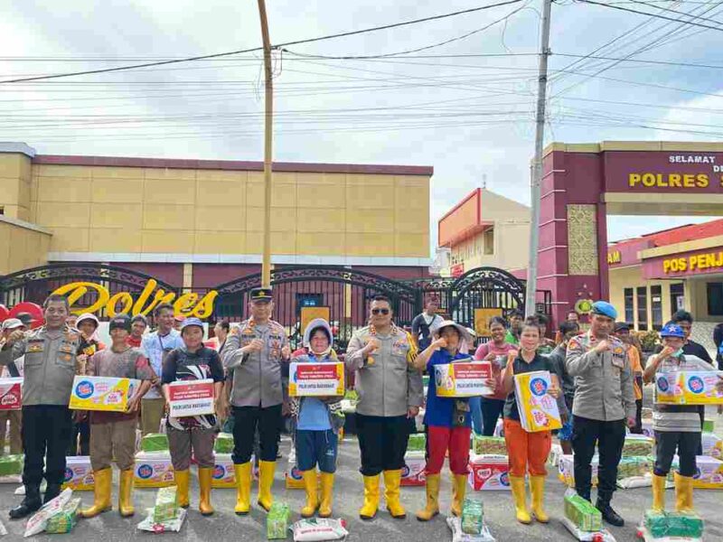 Polres Sibolga melaksanakan pendistribusian Bantuan Sosial (Bansos) kepada masyarakat yang terdampak bencana alam banjir dan tanah longsor di wilayah Kota Sibolga. 