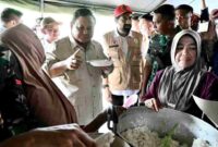 Presiden Prabowo Subianto turut mencicipi menu makan siang yang disiapkan untuk para pengungsi yakni nasi dan ikan tongkol di tenda pengungsian korban bencana di Kabupaten Bireuen, Provinsi Aceh, pada Minggu, 7 Desember 2025
