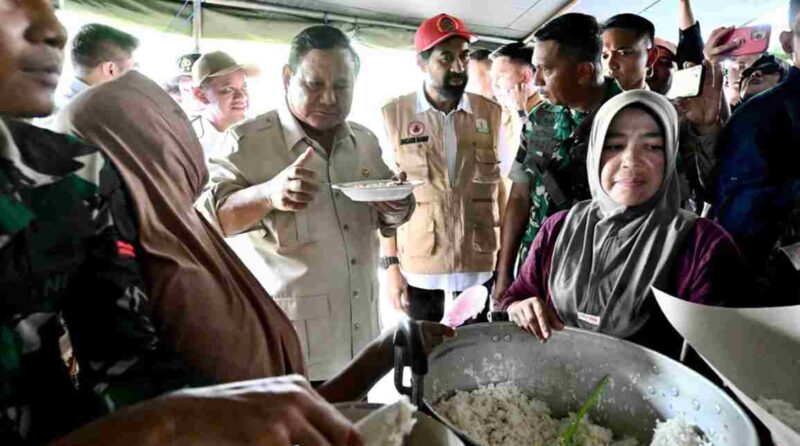 Presiden Prabowo Subianto turut mencicipi menu makan siang yang disiapkan untuk para pengungsi yakni nasi dan ikan tongkol di tenda pengungsian korban bencana di Kabupaten Bireuen, Provinsi Aceh, pada Minggu, 7 Desember 2025