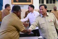 Presiden Prabowo Subianto memberikan pengarahan kepada Kepala Daerah se-Papua serta Komite Eksekutif Percepatan Pembangunan Otonomi Khusus Papua di Istana Negara, Jakarta, pada Selasa, 16 Desember 2025. Foto: BPMI Setpres