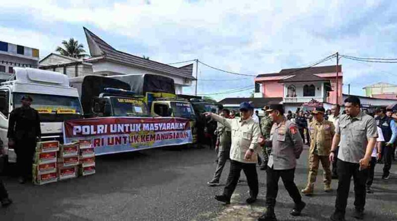 Presiden Prabowo Subianto memberikan keterangan pers kepada awak media di Bandara Raja Sisingamangaraja XII, Kabupaten Tapanuli Utara pada Senin, 1 Desember 2025. 