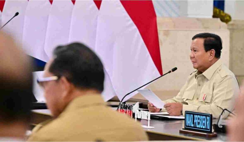 Presiden Prabowo Subianto memberikan pengarahan kepada Kepala Daerah se-Papua serta Komite Eksekutif Percepatan Pembangunan Otonomi Khusus Papua di Istana Negara, Jakarta, pada Selasa, 16 Desember 2025. Foto: BPMI Setpres