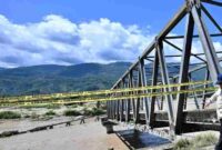 Presiden Prabowo Subianto melakukan peninjauan langsung ke lokasi Jembatan Pante Dona di Kabupaten Aceh Tenggara, pada Senin, 1 Desember 2025.