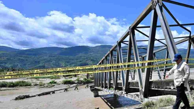 Presiden Prabowo Subianto melakukan peninjauan langsung ke lokasi Jembatan Pante Dona di Kabupaten Aceh Tenggara, pada Senin, 1 Desember 2025.