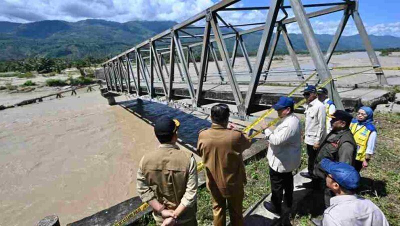 Presiden Prabowo Subianto meninjau lokasi terdampak banjir di Kutacane, Kabupaten Aceh Tenggara, pada Senin, 1 Desember 2025. 