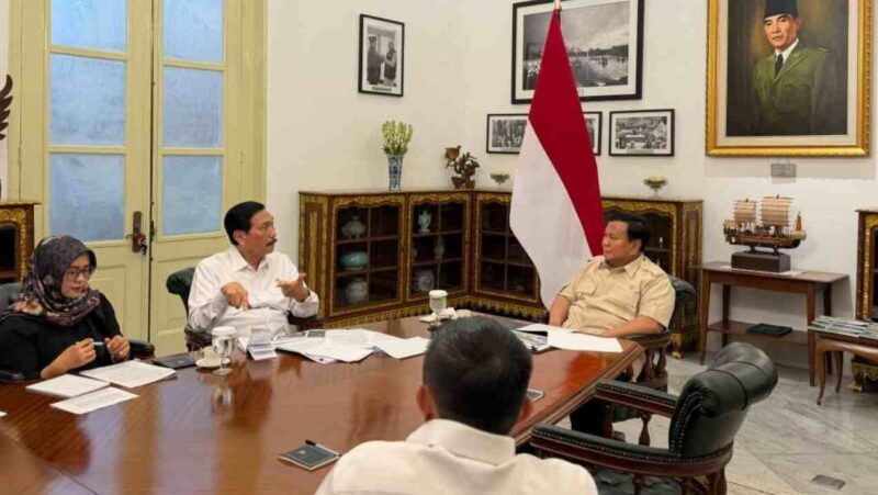Presiden Republik Indonesia Prabowo Subianto menerima Ketua Dewan Ekonomi Nasional (DEN), Luhut Binsar Pandjaitan, di Istana Merdeka, Jakarta, pada 3 Desember 2025.