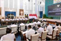Presiden Prabowo Subianto memberikan pengarahan kepada Kepala Daerah se-Papua serta Komite Eksekutif Percepatan Pembangunan Otonomi Khusus Papua di Istana Negara, Jakarta, pada Selasa, 16 Desember 2025. Foto: BPMI Setpres