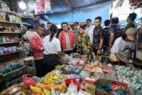 Wali Kota Pematangsiantar Wesly Silalahi SH MKn bersama Ketua TP PKK Ny. Liswati Wesly Silalahi dan Forkopimda melakukan inspeksi mendadak terhadap stok serta harga kebutuhan pokok menjelang Natal 2025 dan Tahun Baru 2026. Sidak berlangsung di beberapa lokasi pada Kamis (4/12/2025).