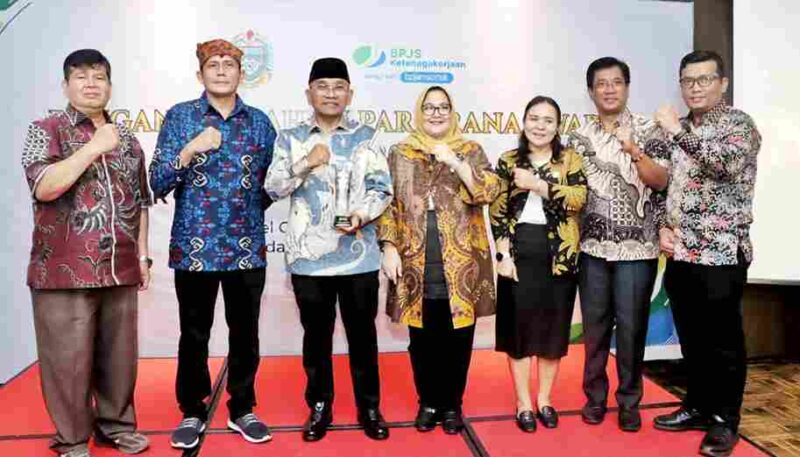Bupati Simalungun Dr. H. Anton Achmad Saragih menerima Paritrana Award 2025 tingkat Sumut atas komitmen perlindungan pekerja rentan dan UMKM.