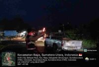 Salah satu petugas Polres Simalungun terlihat sedang mengatur lalu lintas di depan SPBU