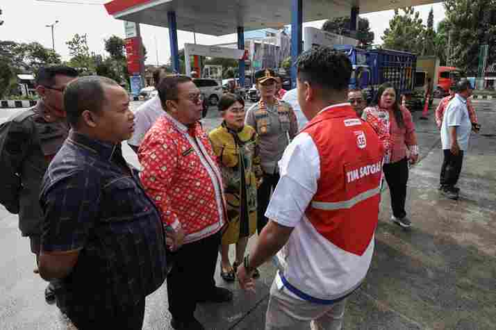 Wali Kota Pematangsiantar Wesly Silalahi SH MKn meninjau langsung situasi di lapangan, Kamis (4/12/2025).