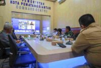 Wali Kota Pematangsiantar, Wesly Silalahi, SH, M.Kn., mengikuti Rapat Koordinasi (Rakor) Pembahasan Langkah Konkret Mengantisipasi Momentum Natal 2025 dan Tahun Baru 2026. Rakor tersebut berlangsung secara daring dari Command Center Pemko Pematangsiantar pada Senin (01/12/2025) pagi