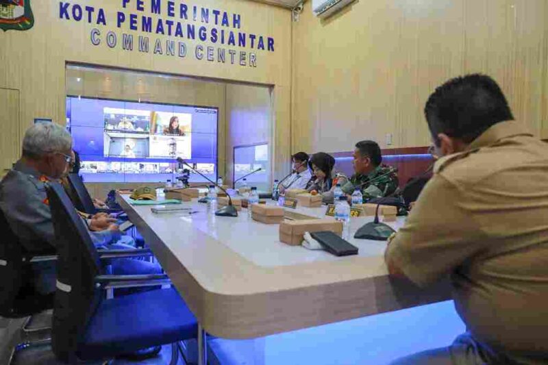 Wali Kota Pematangsiantar, Wesly Silalahi, SH, M.Kn., mengikuti Rapat Koordinasi (Rakor) Pembahasan Langkah Konkret Mengantisipasi Momentum Natal 2025 dan Tahun Baru 2026. Rakor tersebut berlangsung secara daring dari Command Center Pemko Pematangsiantar pada Senin (01/12/2025) pagi
