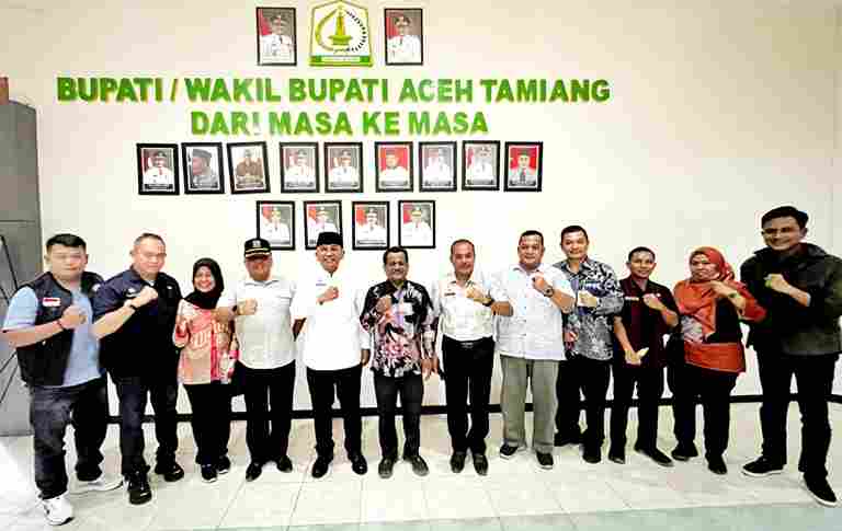 Foto bersama Bupati Simalungun Dr. H. Anton Achmad Saragih di Kantor Bupati Aceh Tamiang, Jumat, 30 Januari 2026.