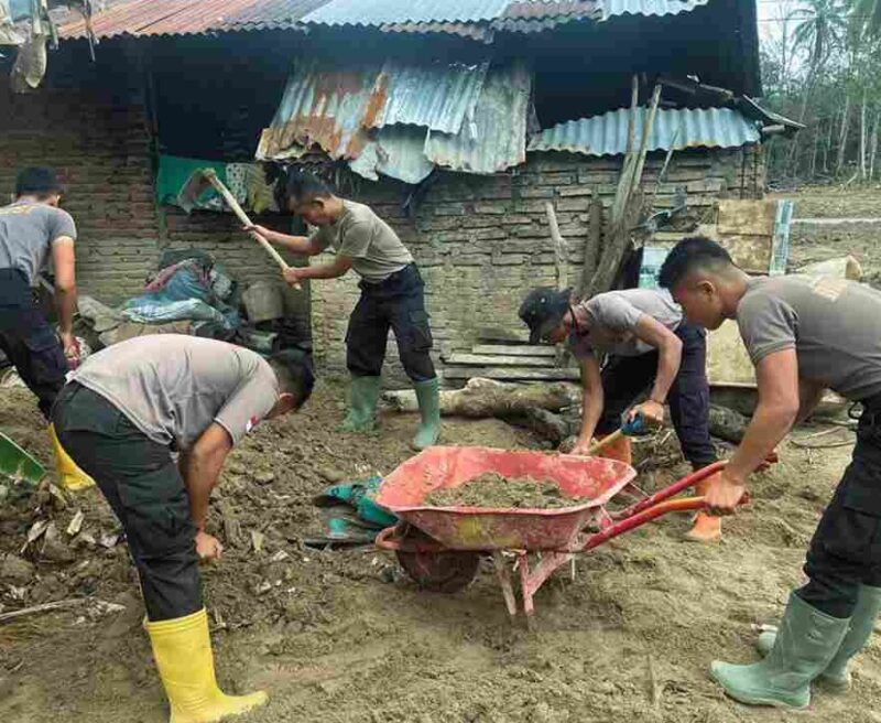 Personel Batalyon C Satuan Brimob Polda Sumatera Utara kembali melanjutkan kegiatan kemanusiaan di Desa Aek Ngadol, Kecamatan Batang Toru, Kabupaten Tapanuli Selatan. Kegiatan pembersihan rumah warga ini dilaksanakan pada Kamis, 29 Januari 2026,